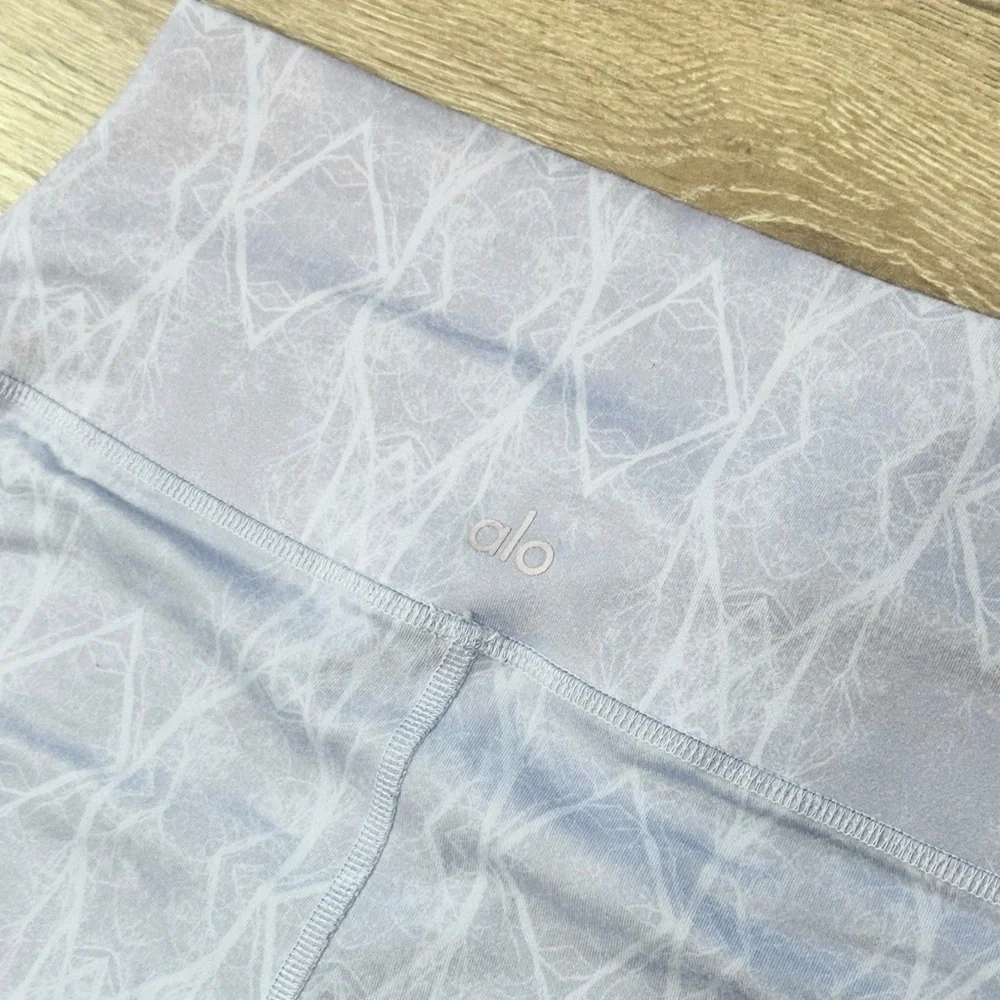 Alo Yoga Airbrush Tree Lace Sky Cropped Leggings 21”